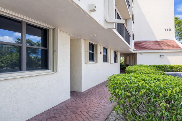 110 LAKE EMERALD Drive 103, Oakland Park, FL 33309
