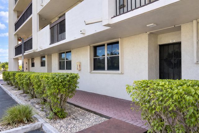 110 LAKE EMERALD Drive 103, Oakland Park, FL 33309