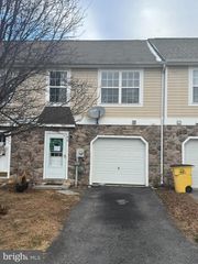 90 PONY CIR, Martinsburg, WV 25405