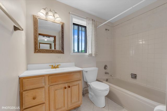 2 Dennis Court 2, Schaumburg, IL 60193