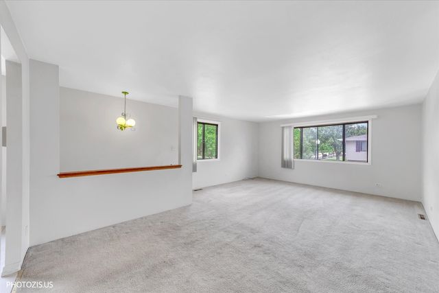2 Dennis Court 2, Schaumburg, IL 60193