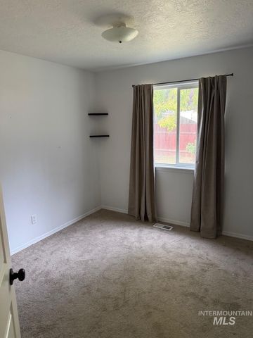 1916 W Havenwood Ave, Nampa, ID 83651