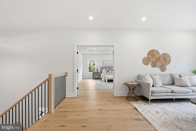 1945 LEONARD RD, Falls Church, VA 22043