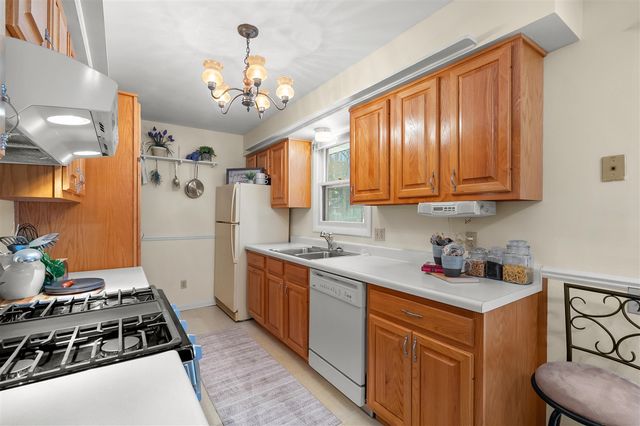 806 E 4th Street, Lawton, MI 49065