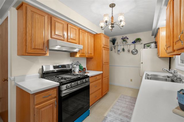 806 E 4th Street, Lawton, MI 49065