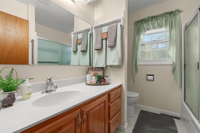 806 E 4th Street, Lawton, MI 49065