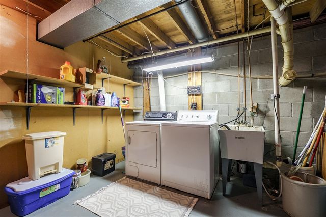 806 E 4th Street, Lawton, MI 49065