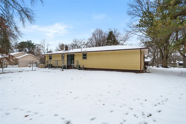 806 E 4th Street, Lawton, MI 49065