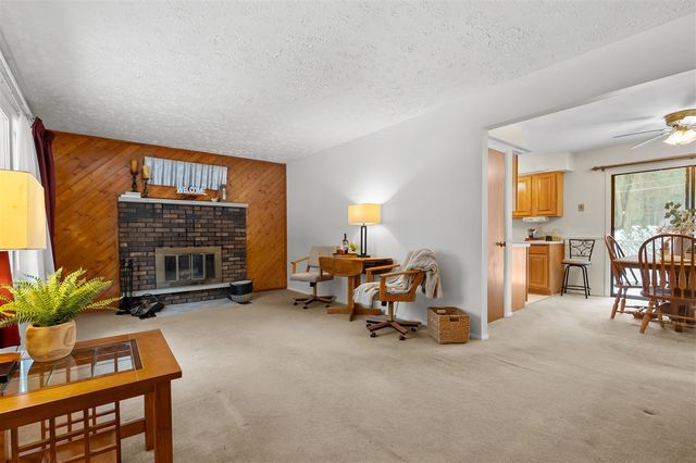 806 E 4th Street, Lawton, MI 49065