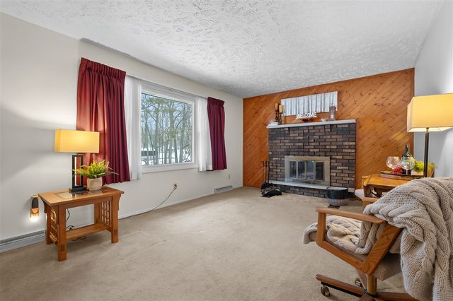 806 E 4th Street, Lawton, MI 49065