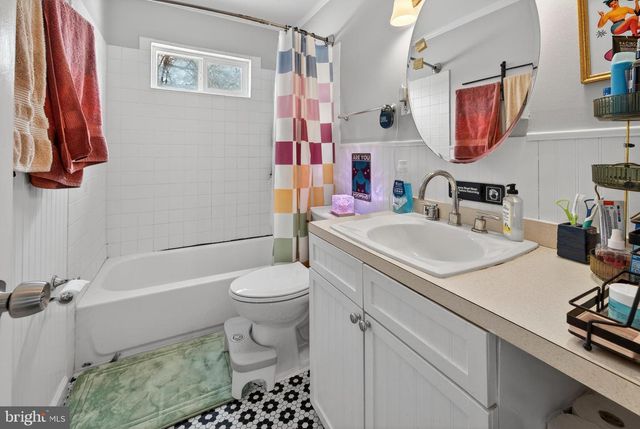 646 BARCLAY AVE, Morrisville, PA 19067