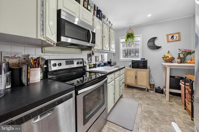 646 BARCLAY AVE, Morrisville, PA 19067