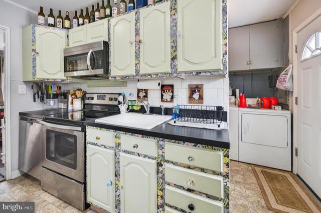 646 BARCLAY AVE, Morrisville, PA 19067