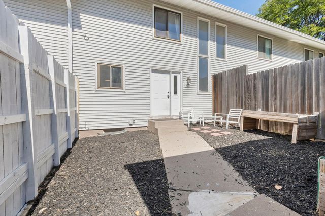 6652 Gretchen Lane N, Oakdale, MN 55128