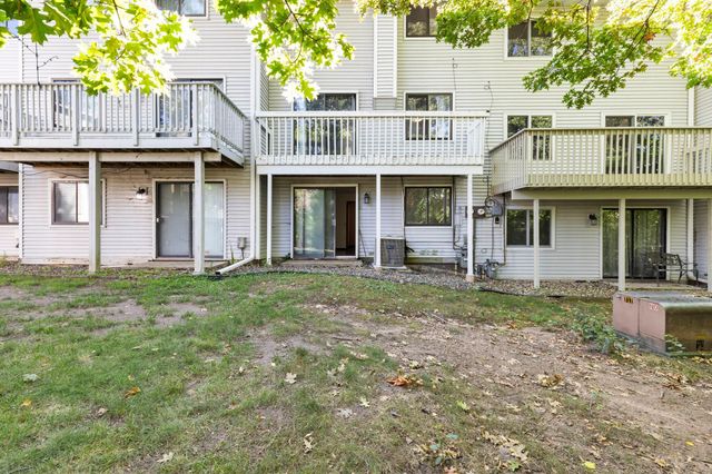 6652 Gretchen Lane N, Oakdale, MN 55128