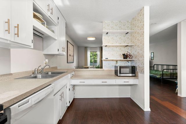 6652 Gretchen Lane N, Oakdale, MN 55128