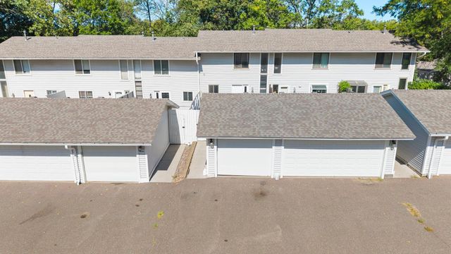 6652 Gretchen Lane N, Oakdale, MN 55128