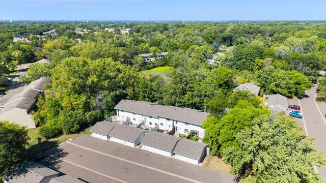 6652 Gretchen Lane N, Oakdale, MN 55128