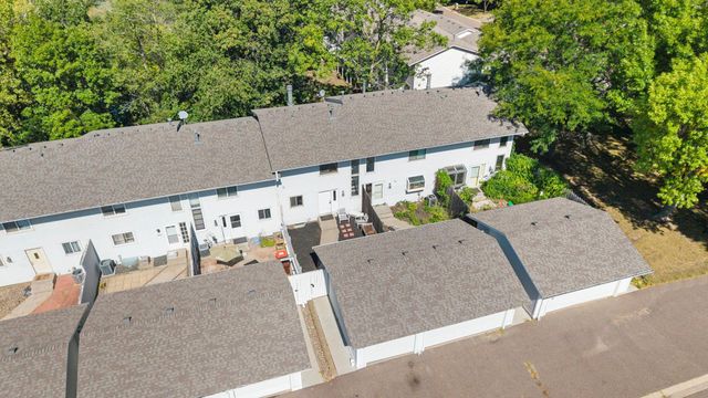 6652 Gretchen Lane N, Oakdale, MN 55128