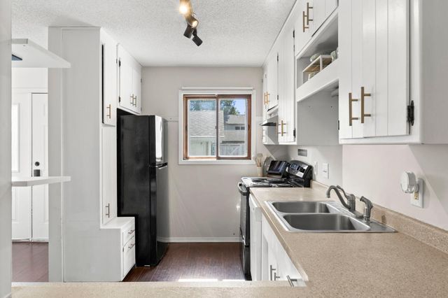 6652 Gretchen Lane N, Oakdale, MN 55128
