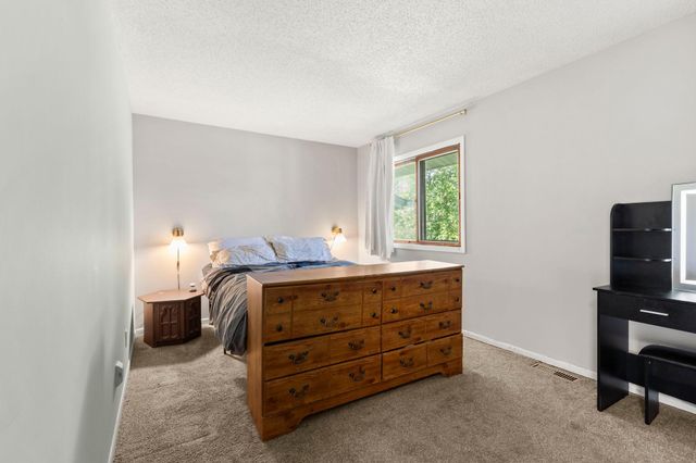 6652 Gretchen Lane N, Oakdale, MN 55128
