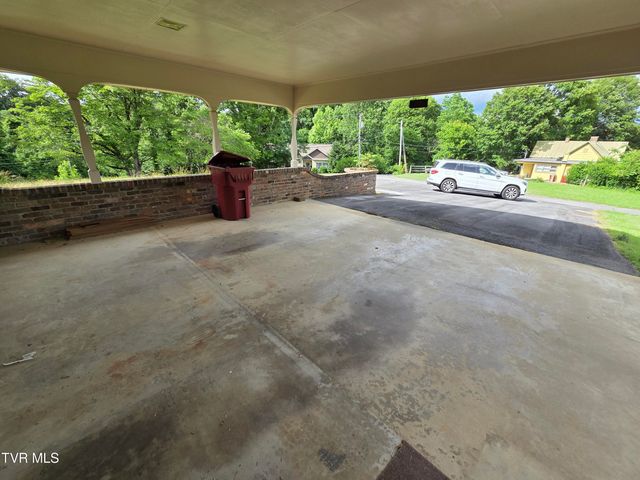 1305 College Heights Road, Johnson City, TN 37604