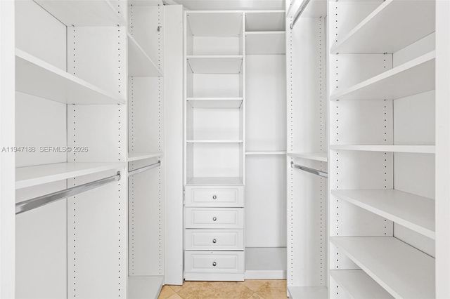 19900 E Country Club Dr 502, Aventura, FL 33180