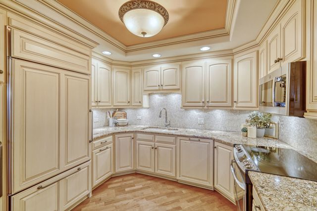 10 E Burlington Street 3B, Riverside, IL 60546