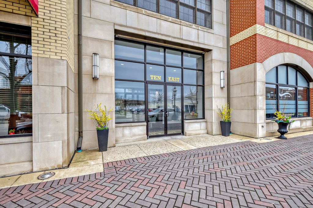 10 E Burlington Street 3B, Riverside, IL 60546