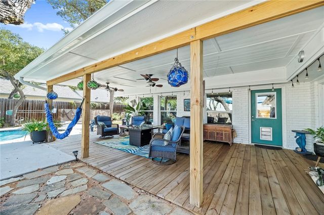 1806 Baywood Dr, Rockport, TX 78382