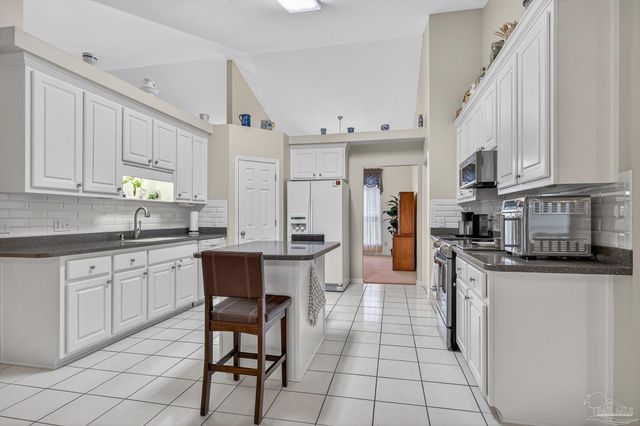 2230 Dovefield Dr, Pensacola, FL 32534