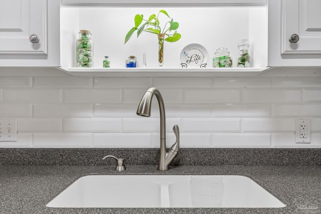 2230 Dovefield Dr, Pensacola, FL 32534