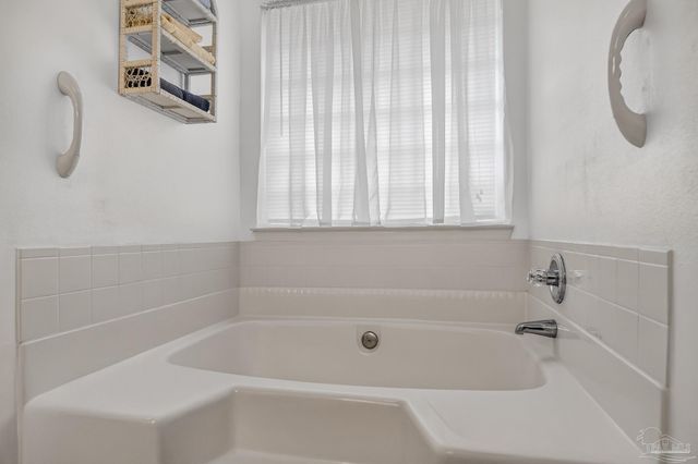 2230 Dovefield Dr, Pensacola, FL 32534