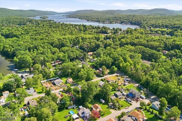 8 Madelyn Ave, West Milford Twp., NJ 07480