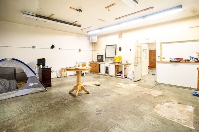 39 Main Rd, Tiverton, RI 02878