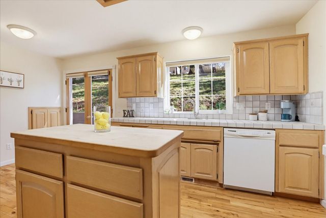 21324 Oak Ridge Dr, Grass Valley, CA 95945