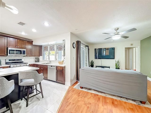 2913 Dolphin Dr, Miramar, FL 33025