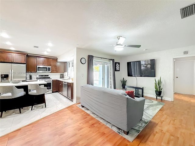 2913 Dolphin Dr, Miramar, FL 33025