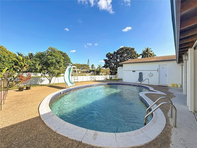2913 Dolphin Dr, Miramar, FL 33025