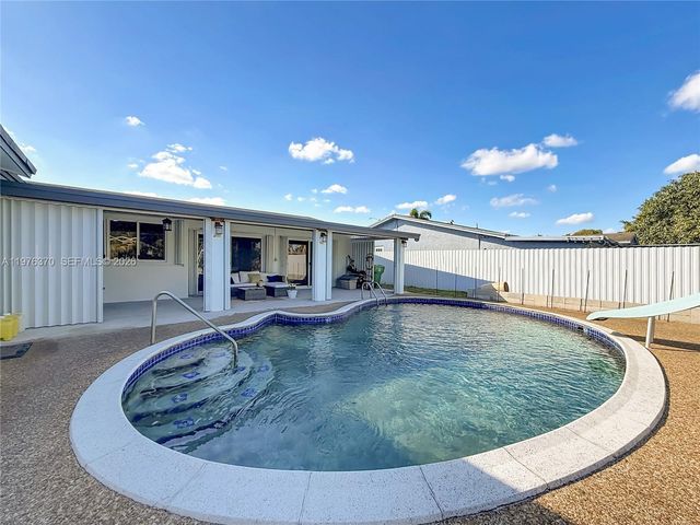 2913 Dolphin Dr, Miramar, FL 33025