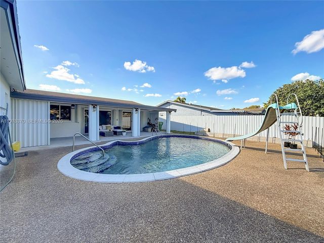 2913 Dolphin Dr, Miramar, FL 33025