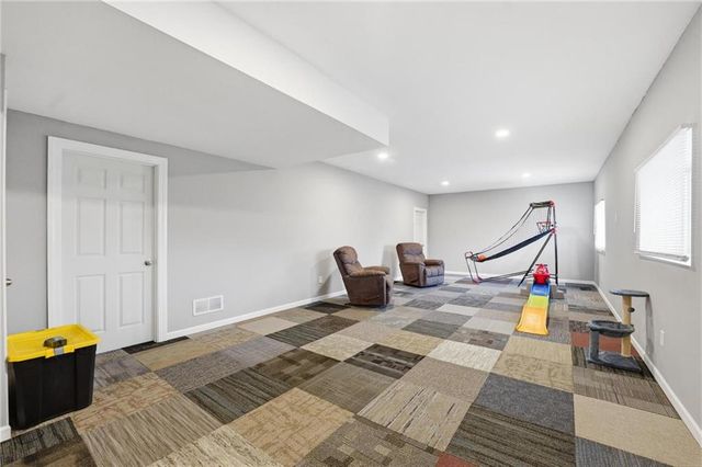 941 N Cottonwood Court, Tonganoxie, KS 66086