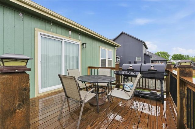 941 N Cottonwood Court, Tonganoxie, KS 66086