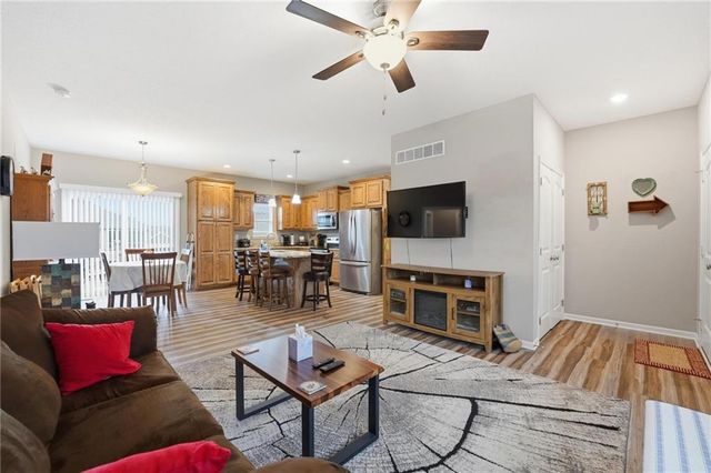 941 N Cottonwood Court, Tonganoxie, KS 66086