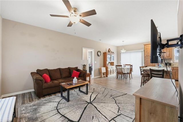 941 N Cottonwood Court, Tonganoxie, KS 66086