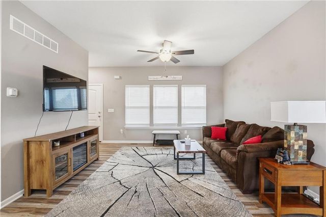 941 N Cottonwood Court, Tonganoxie, KS 66086