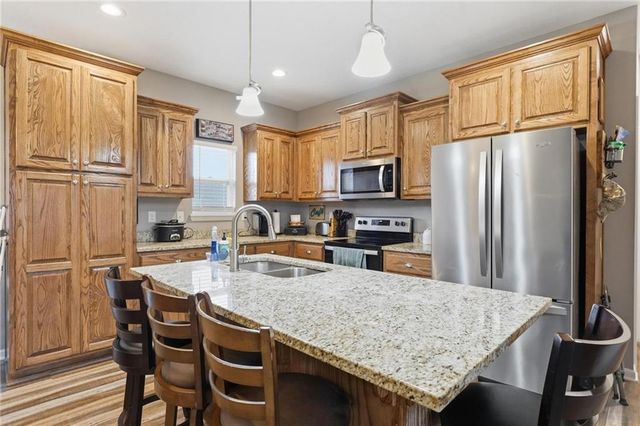 941 N Cottonwood Court, Tonganoxie, KS 66086