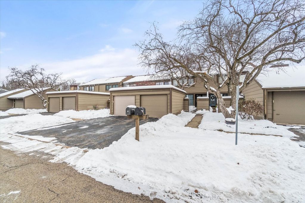 111 Aberdeen Court, Geneva, IL 60134