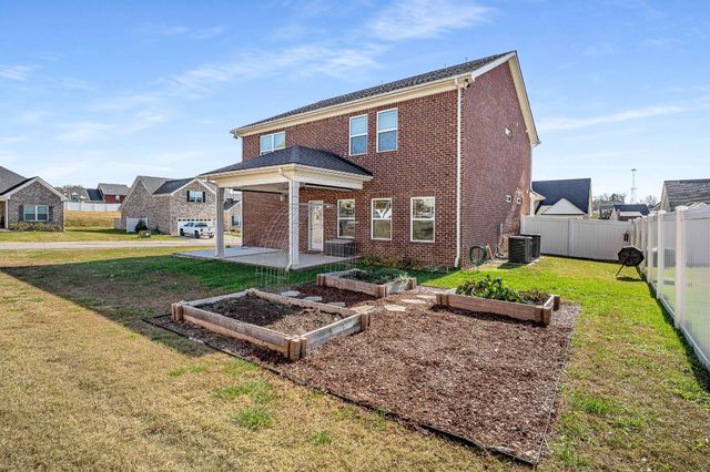 719 Reflections Ln, Pleasant View, TN 37146