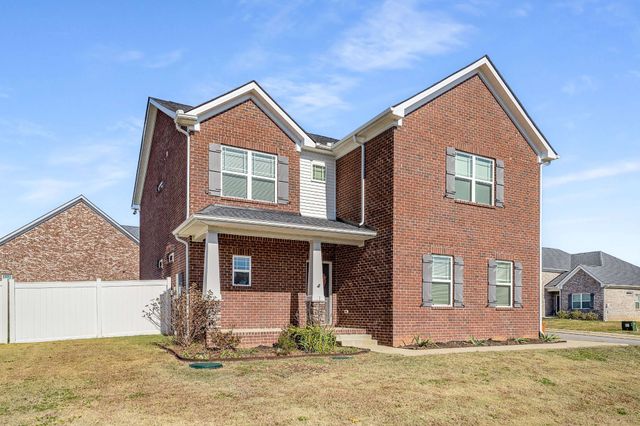 719 Reflections Ln, Pleasant View, TN 37146